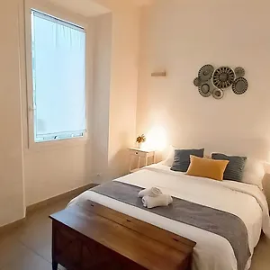 Charming & Spacious Florentine Just Two Mins From Tram Stop Apartamento